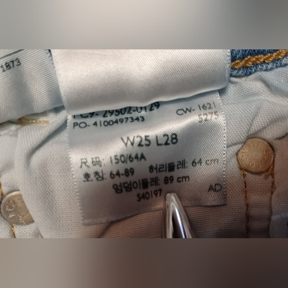 A Levi Strauss 501 Classic Button Fly Light Wash Blue Jeans - Picture 13 of 15